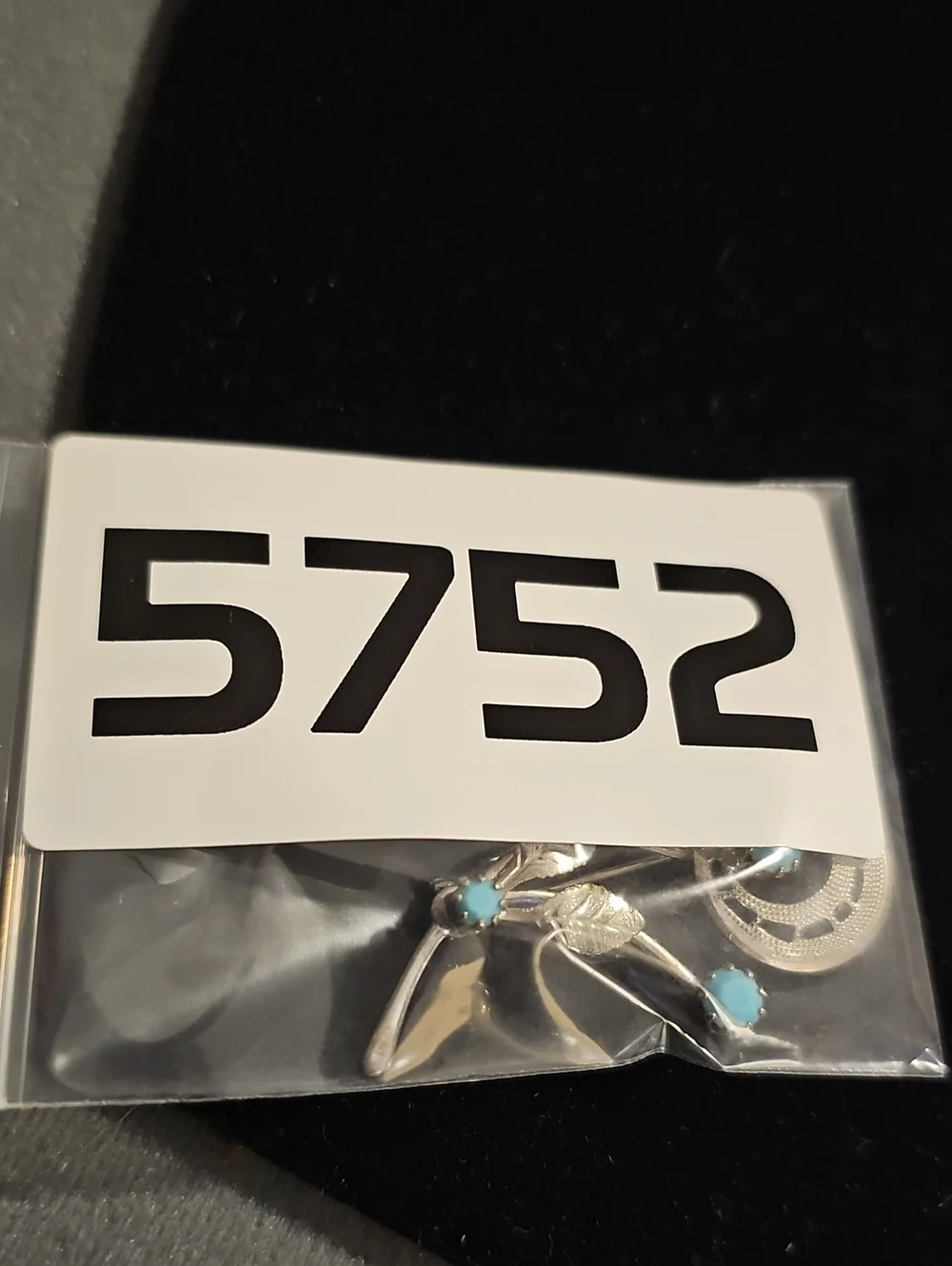 Vintage-Inspired Turquoise Floral Brooch - Unbranded Silver Tone Prong Set Stone